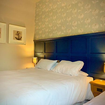 Crown & Anchor Hotel Уокинг Екстериор снимка