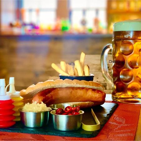 Crown & Anchor Hotel Уокинг Екстериор снимка