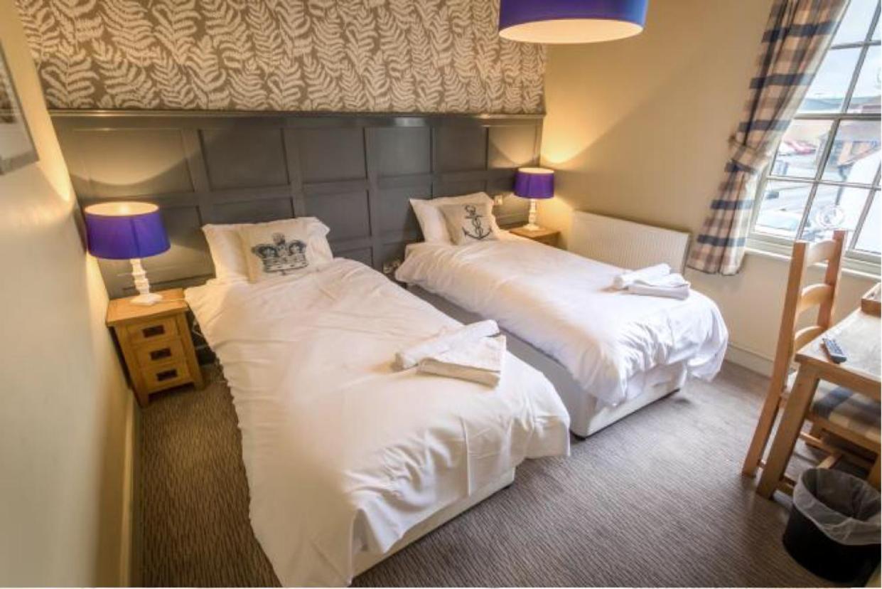 Crown & Anchor Hotel Уокинг Екстериор снимка