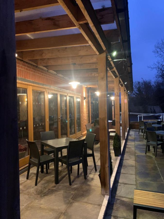 Crown & Anchor Hotel Уокинг Екстериор снимка
