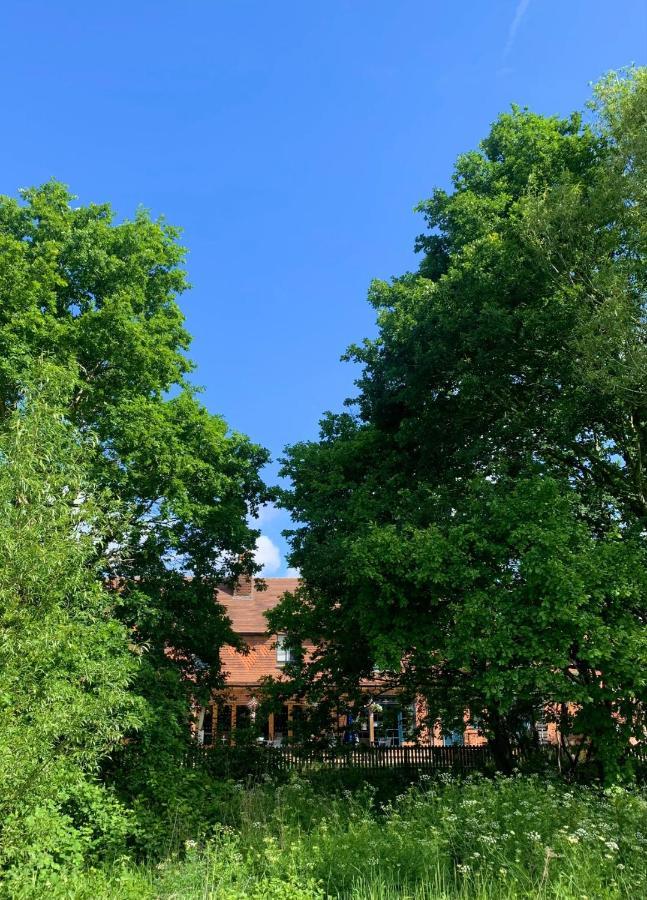 Crown & Anchor Hotel Уокинг Екстериор снимка