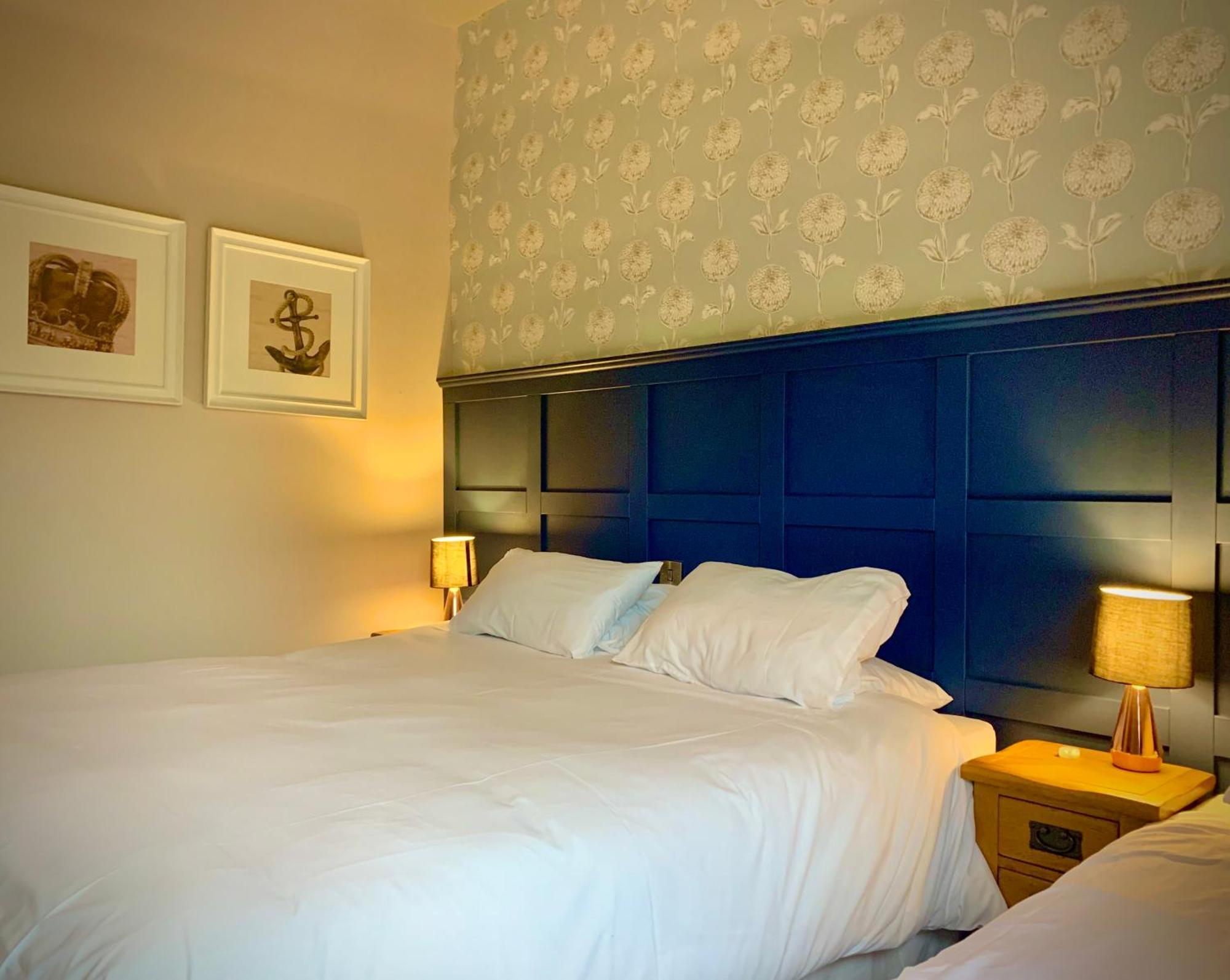 Crown & Anchor Hotel Уокинг Екстериор снимка