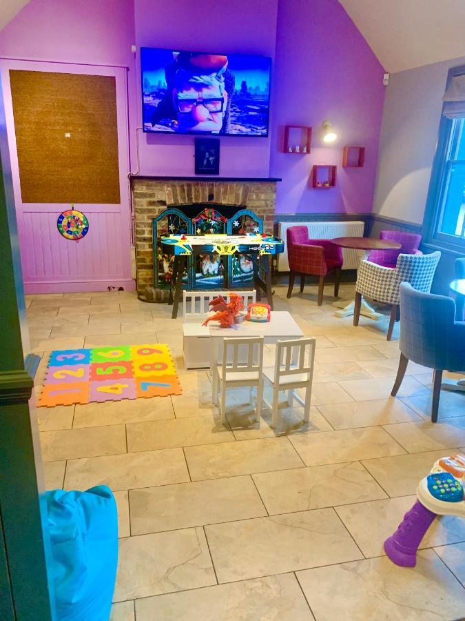 Crown & Anchor Hotel Уокинг Екстериор снимка