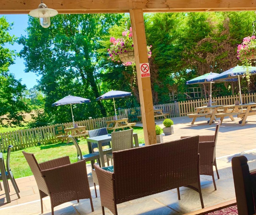 Crown & Anchor Hotel Уокинг Екстериор снимка