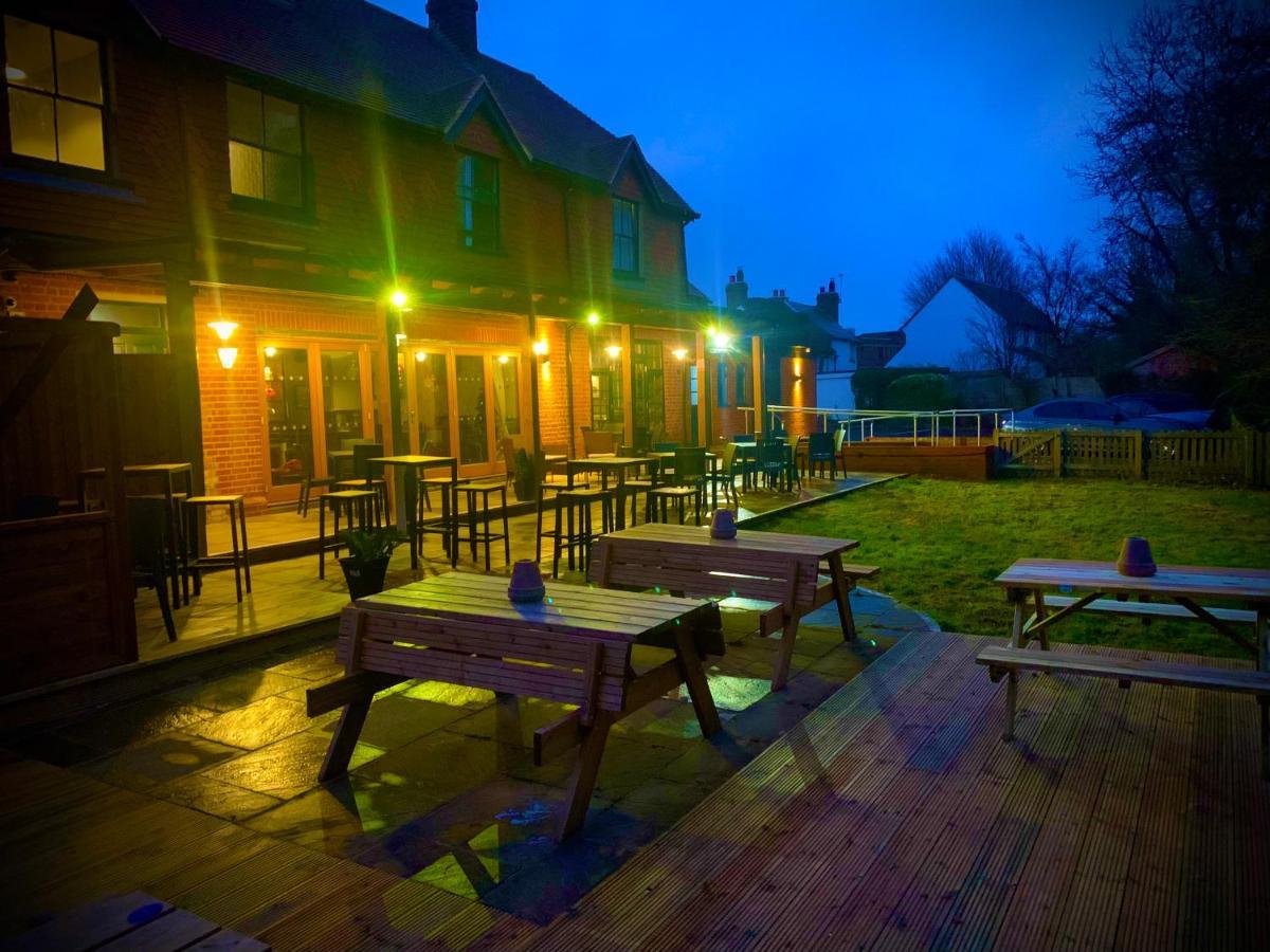 Crown & Anchor Hotel Уокинг Екстериор снимка
