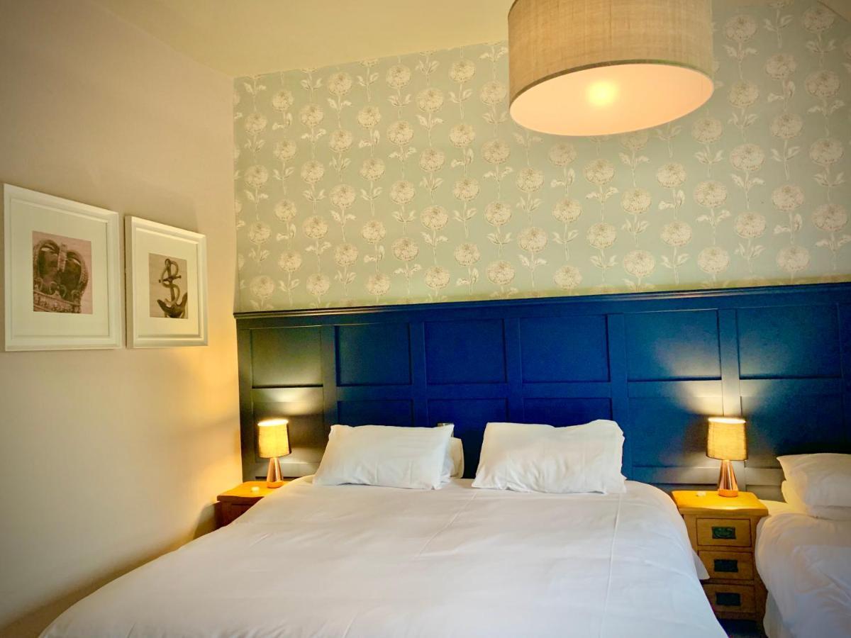 Crown & Anchor Hotel Уокинг Екстериор снимка