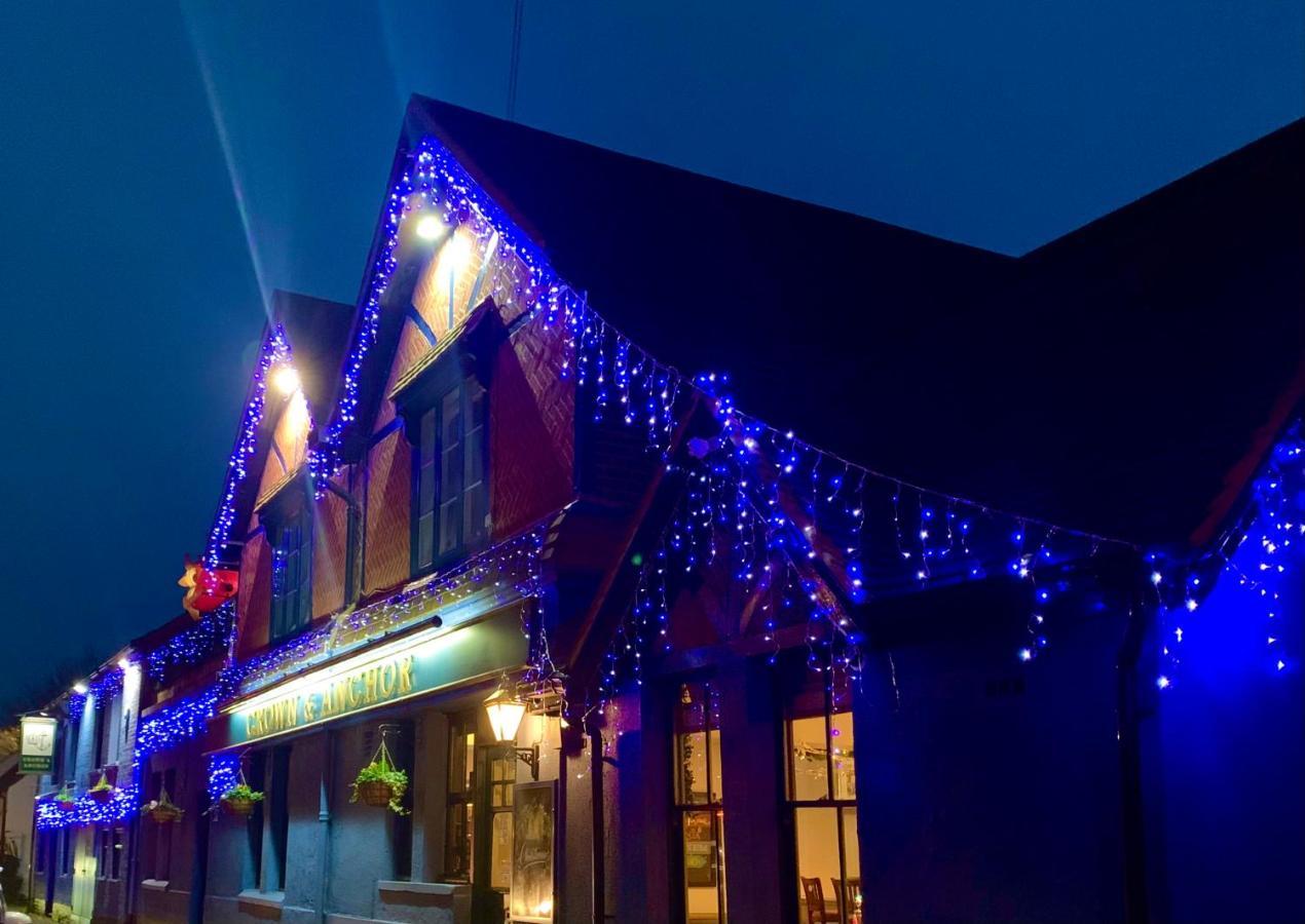 Crown & Anchor Hotel Уокинг Екстериор снимка
