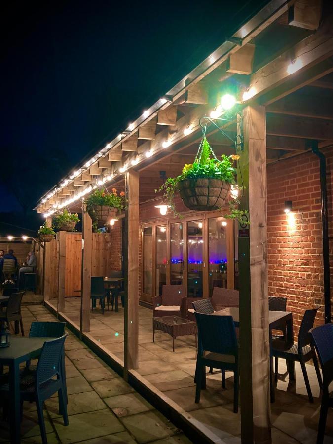 Crown & Anchor Hotel Уокинг Екстериор снимка