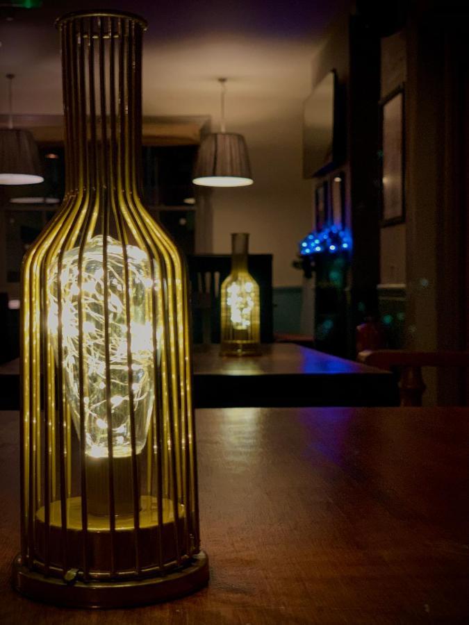 Crown & Anchor Hotel Уокинг Екстериор снимка