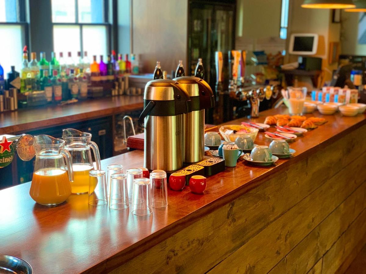 Crown & Anchor Hotel Уокинг Екстериор снимка
